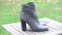 Buffalo High Heels Stiefeletten grau 39 Echt Leder Blockabsatz Sachsen - Kubschütz Vorschau