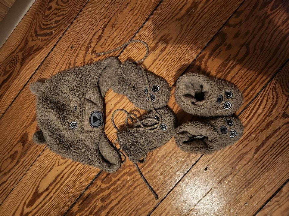 Mütze, Handschuhe, Schuhe in Bärenoptik in Bad Doberan