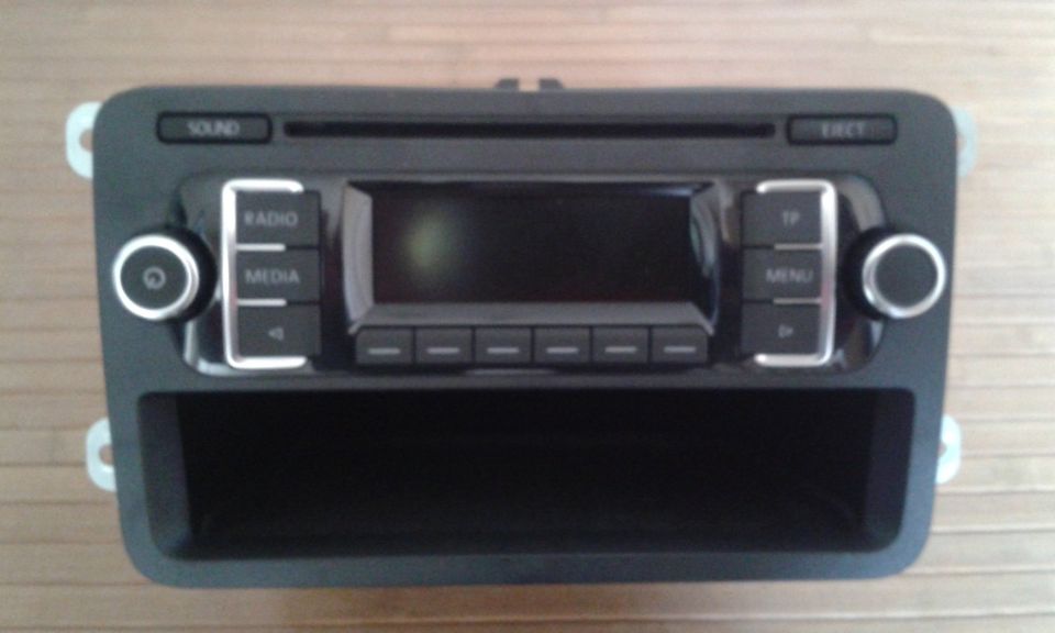 VW-Radio Touran1 -3 2012 +hintere Treverse fast neu RCD2120 MP3 in Düsseldorf