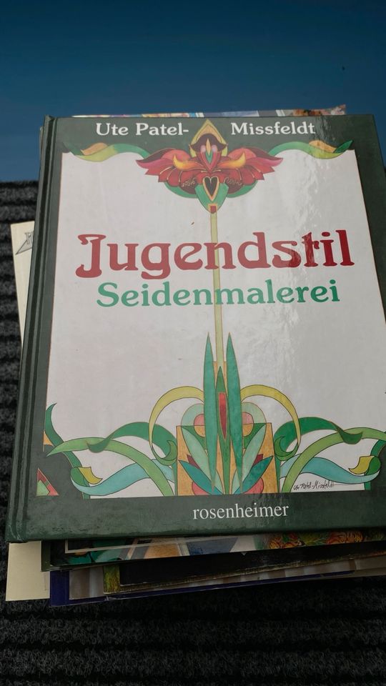 Etwa 25 Bücher und Broschüren zum Thema Seidenmalerei in St. Wendel