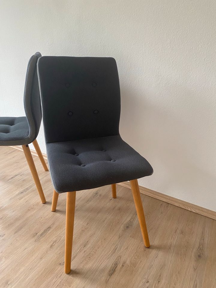 Stühle in grau mit Holzbeinen in Linden
