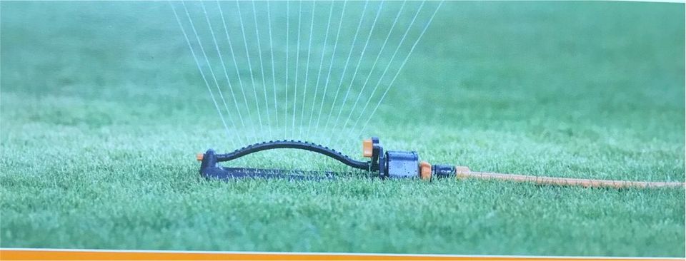 Bügelregner Fiskars Wassersparender Sprinkler M bis 16x17m Fläche in Halle