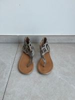 Elegante graue Sommer Sandalen – Stil und Komfort vereint! Düsseldorf - Bilk Vorschau