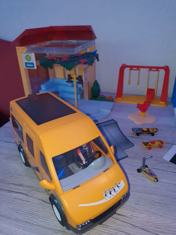 Playmobil Schule 4324 XXL, 4 Etagen, Turnhalle, Bus + Haltestelle in Lachendorf