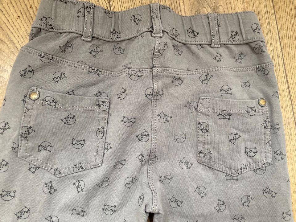 Vertbaudet * schöne Jeggings Hose Katzen Gr.122/128 (126) in Berlin