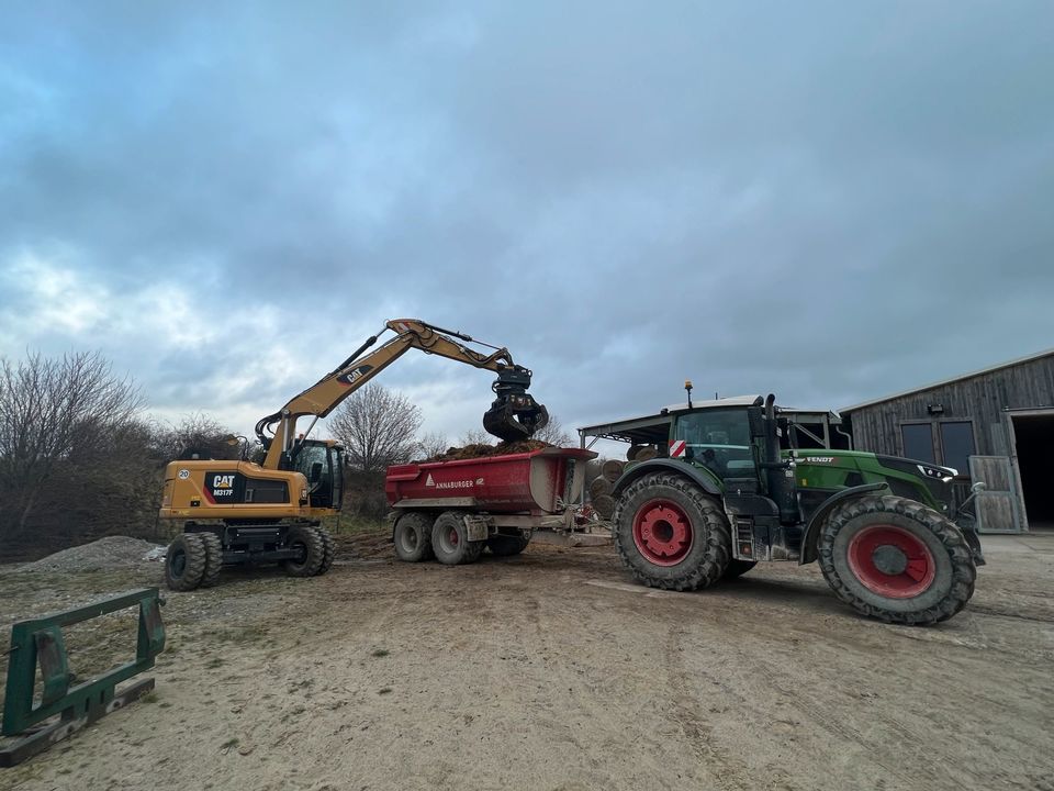 Baustellentransport Traktor Baumulden Muldenkipper Transport in Weiden b Weimar Thür