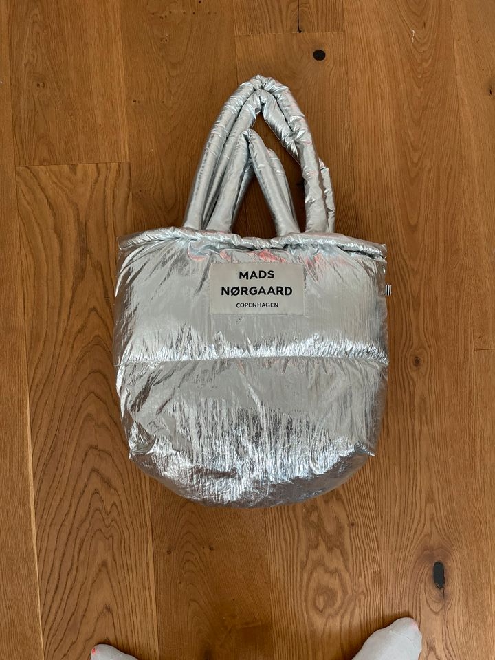 Mads Nørgaard Pillowbag Tasche silber in Hamburg