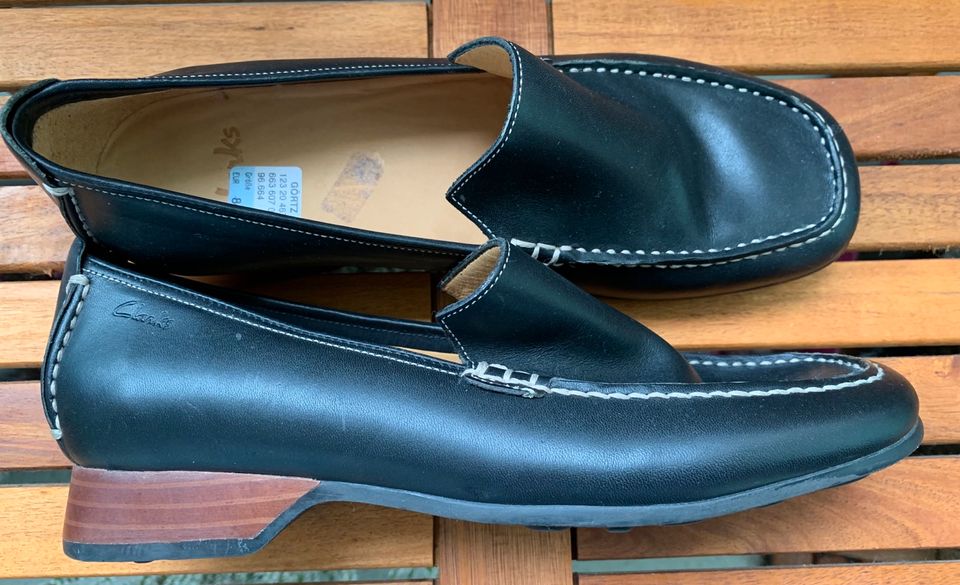 Clarks Slipper schwarz Leder Größe 5 in Glinde