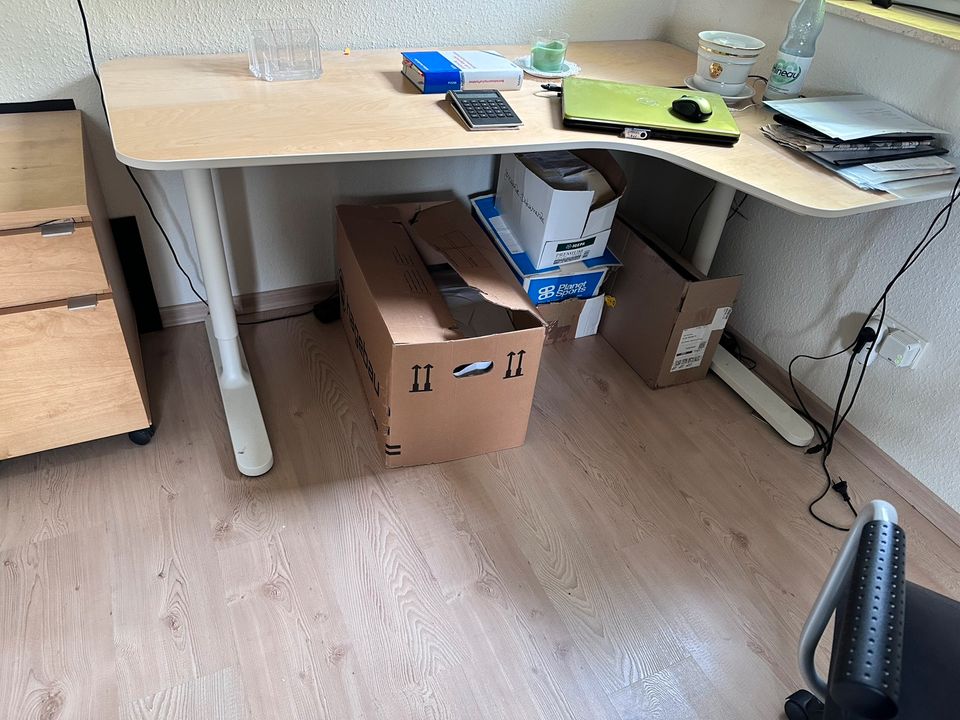 Schreibtisch von Ikea mit rollcontsiner in Martfeld
