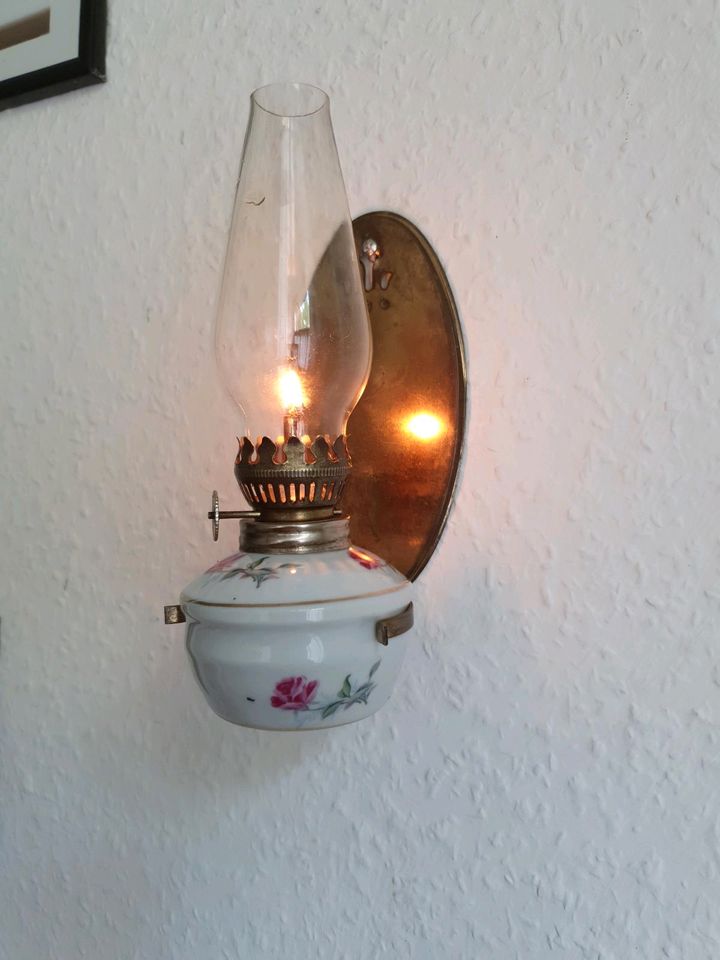 Öl Lampe Petroleum Licht mit wandhalterung Rosen porzellan in Dresden