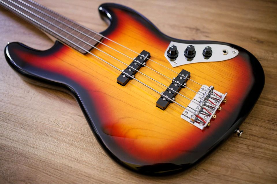 Harley Benton JB-40 FL 3-Tone Sunburst in München