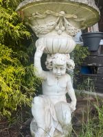 Beton Skulptur Kind trägt Obskorb Blumentopf Nordrhein-Westfalen - Jüchen Vorschau