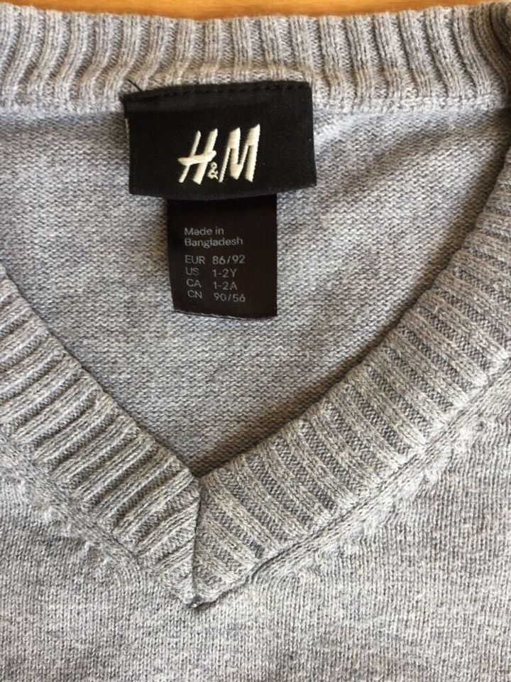 H+M Pullover Gr 86/92 hellgrau mit V-Ausschnitt in Bamberg