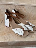 Neu Tommy Hilfiger Creme Weiß Sandalen Pumps 41 Schuhe Düsseldorf - Wittlaer Vorschau