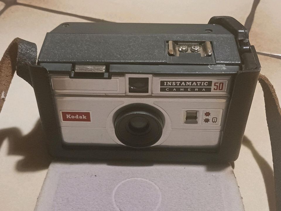 Alte Fotoapparate und Blitzlichtgeräte u. a. Kodak Instamatic 50 in Edewecht