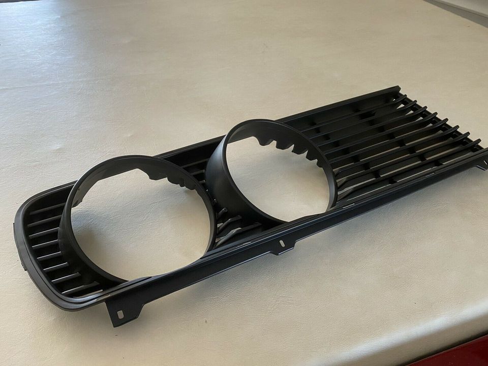 BMW E12 Frontgrill Kühlergrill NEU NOS links in Loxstedt