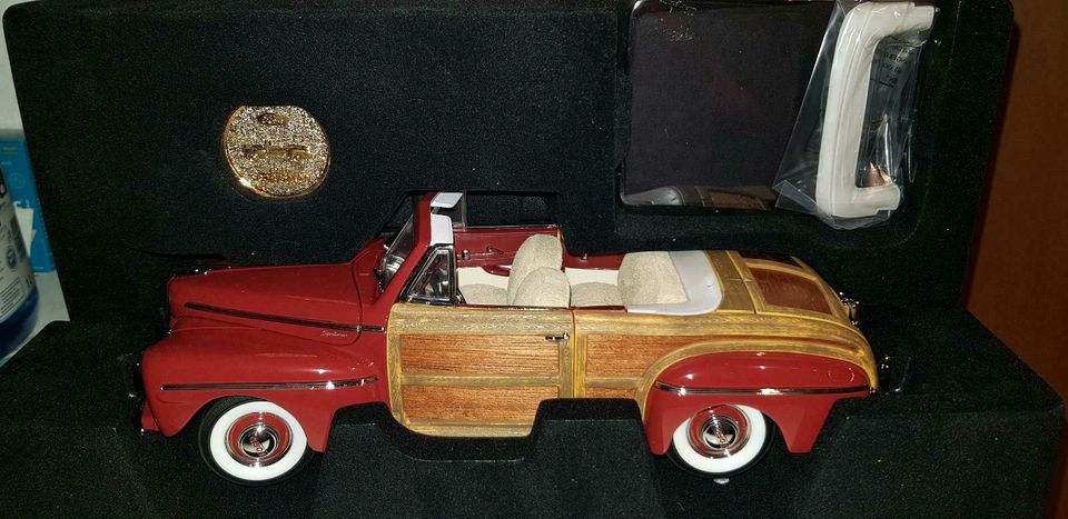 Road Signature 1946 Ford Sportsman Convertible dunkel rot 1:18 in Potsdam