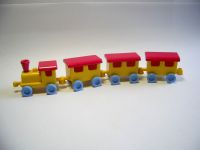 Kinder-Eisenbahn für Kinderzimmer Lok mit 3 Waggons je 3,80 € Niedersachsen - Eggermühlen Vorschau