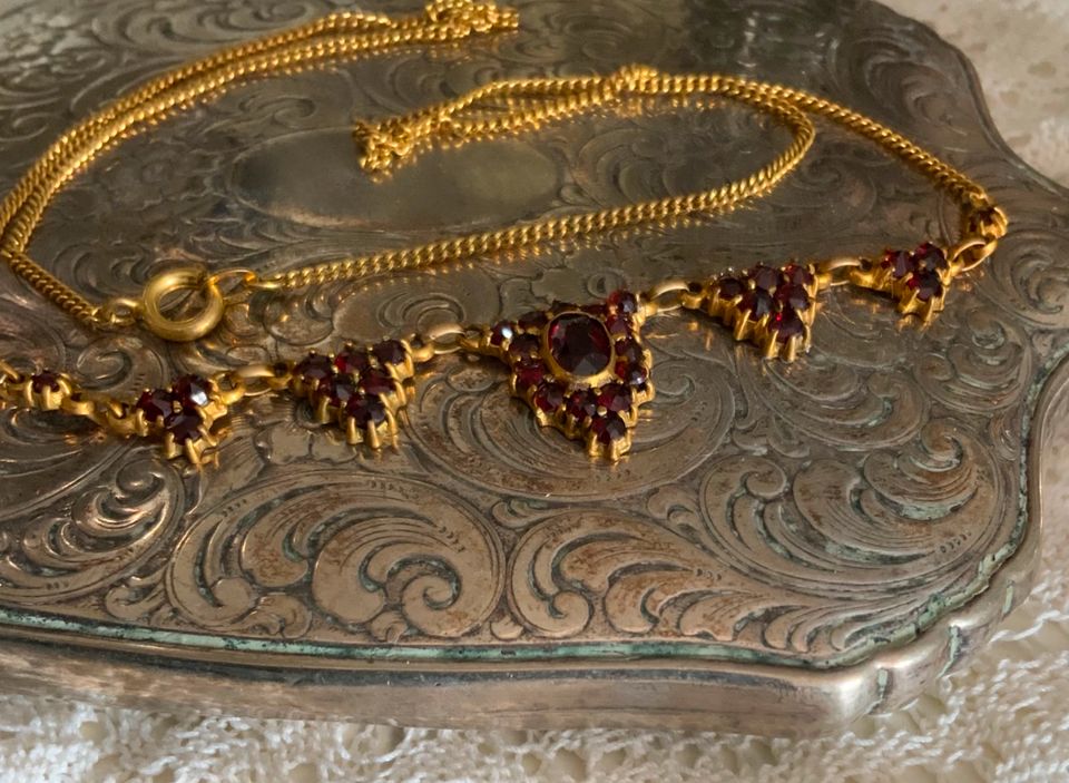 Antikes zartes Jugendstil Granat Collier Vergoldet punziert in Kiebitzreihe