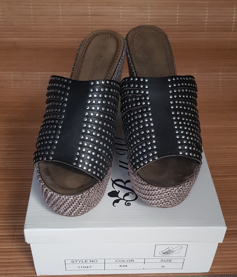 Schwarze Plattform Keilabsatz Wedge Mules mit Nieten  * Gr. 39 * in Berlin