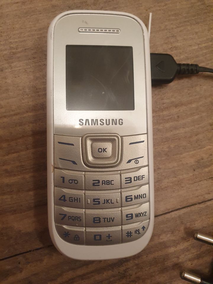 Samsung GT-E1200 Telefone Handy Mobiltelefon   gebraucht - funkti in Dresden