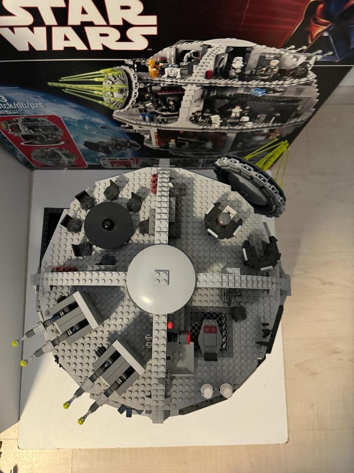 Lego Star Wars 10188 mit Figuren + OVP + Baunaleitung in Staufen im Breisgau