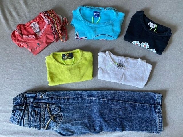 T-Shirts 5 Stück Gr. 98 Kleiderpaket + 1 Jeanshose Jeans in Regenstauf