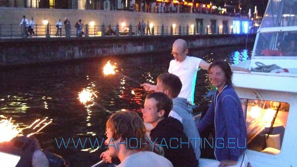 Feiern auf einer eleganten Yacht - Feier inkl. Kaffee & Kuchen in Berlin