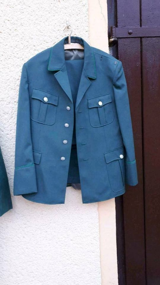 Konvolut von alten DDR Uniformen, Mützen, usw. in Eisleben