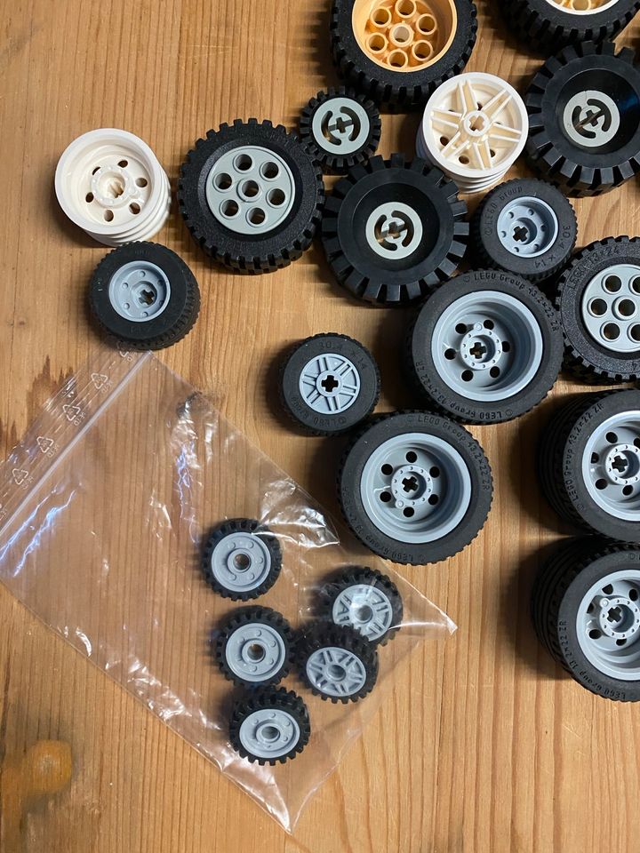 Lego Technic Räder und Baggerschaufeln in Marl