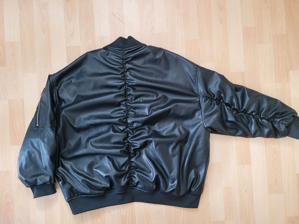 Sehr gut erhaltene Kunstlederjacke in Größe XL in Neustadt am Rübenberge