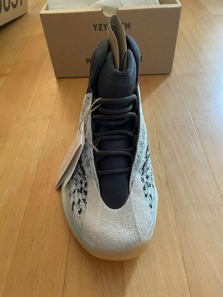 ADIDAS YEEZY QNTM GRAU, Größe 8,5 ( 42 ) + NEU + ungetragen in Lilienthal