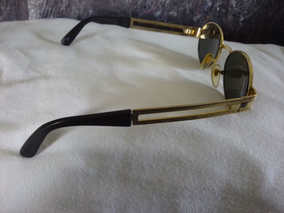 Sonnenbrille - mit Goldeffekt im Bügel in Bamberg