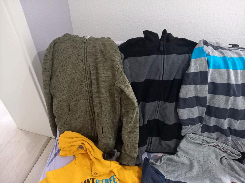 7 Pullover, 2 Strickjacken,  Größe 146. Jungen in Mühlhausen