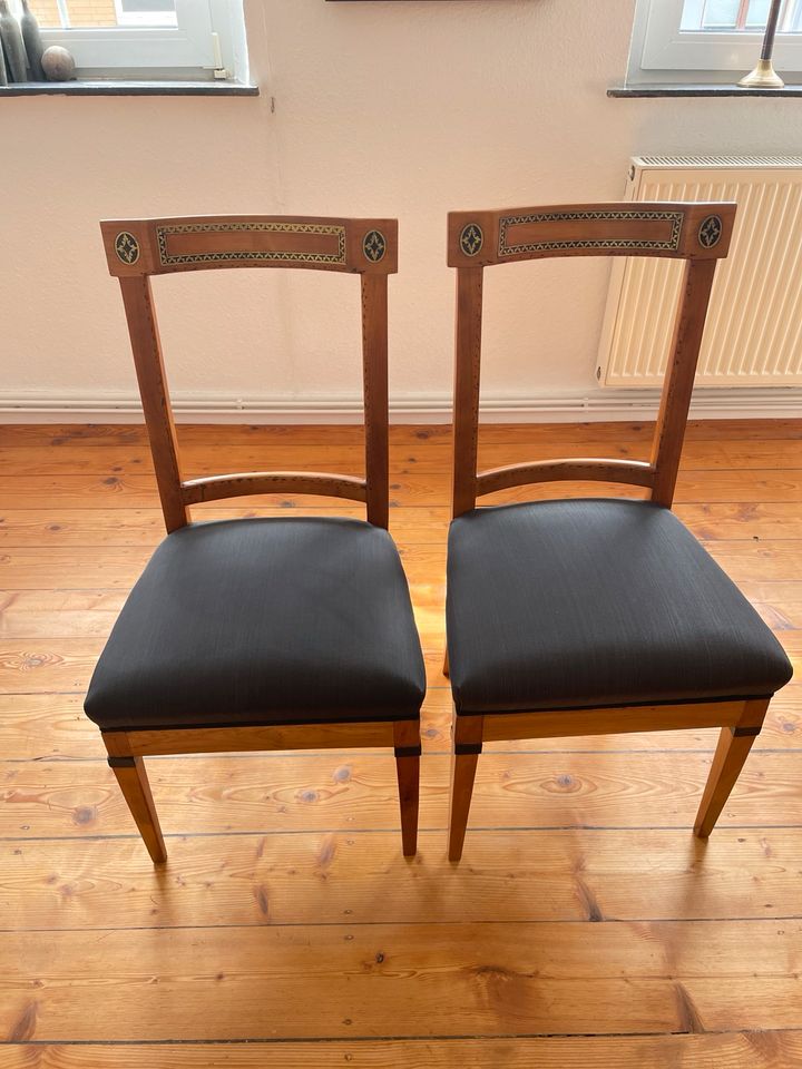 Zwei antike Stühle in Issum