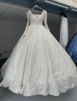 Glitzer Brautkleid mit Schleppe/ Rückenausschnitt/ langem Schleie Baden-Württemberg - Philippsburg Vorschau