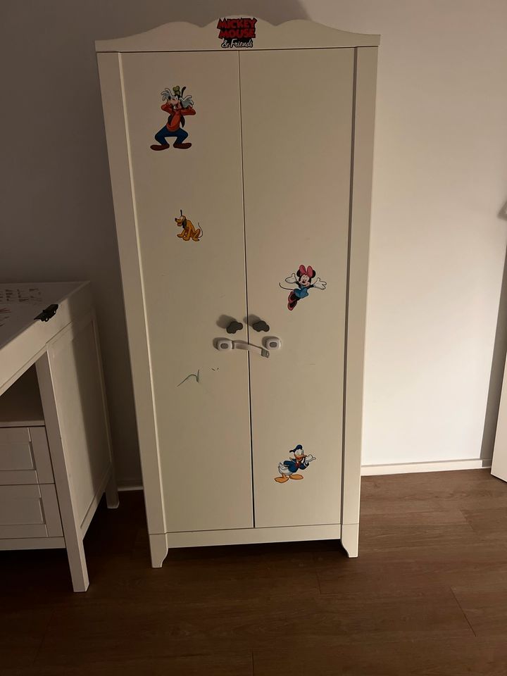 Wickeltisch und Kinder Kleiderschrank in Köln