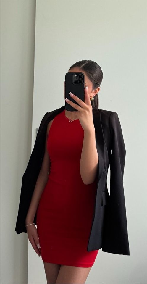 Rotes figurbetontes Kleid ZARA Gr. S in Kellinghusen