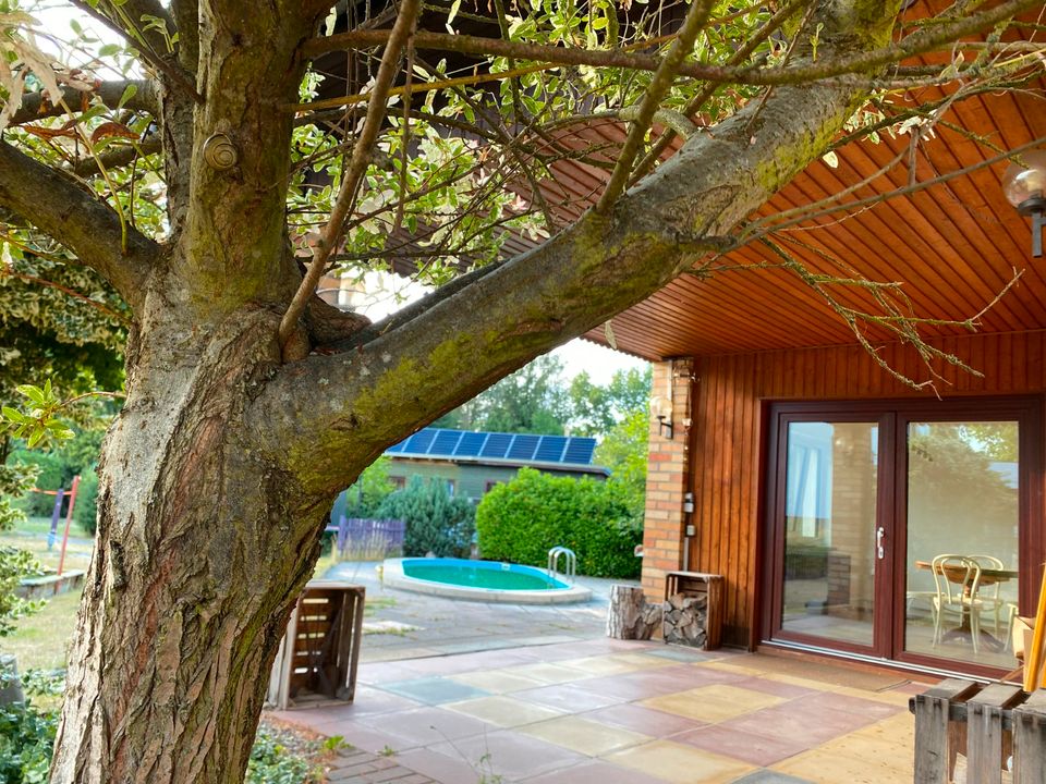 Zwei Einfamilienhäuser, Pool und Sauna auf 1.150m² Grundstück in
