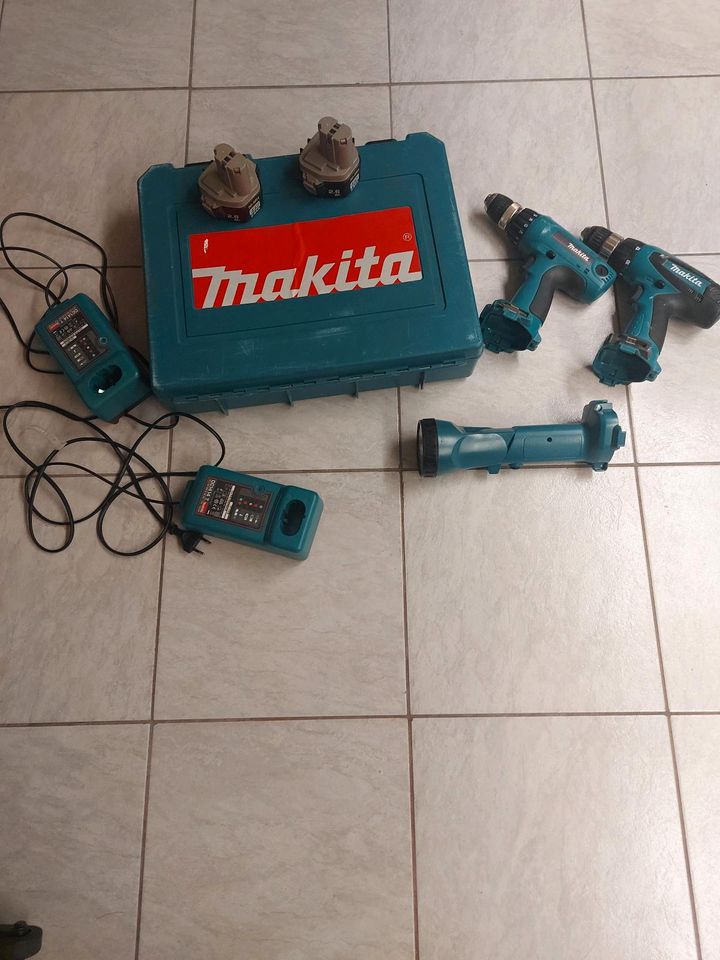 Makita Akkuschrauber 12 Volt / Lampe / Ladegerät / Set in Ingersheim