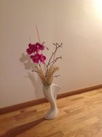 Vase Weiß Keramik Blumenarrangement Orchidee Pink Naturzweig Deko Güstrow - Landkreis - Gülzow-Prüzen Vorschau
