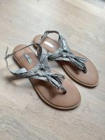 Sandalen Zehentrenner Schlangenmuster 38 Silber grau Berlin - Köpenick Vorschau