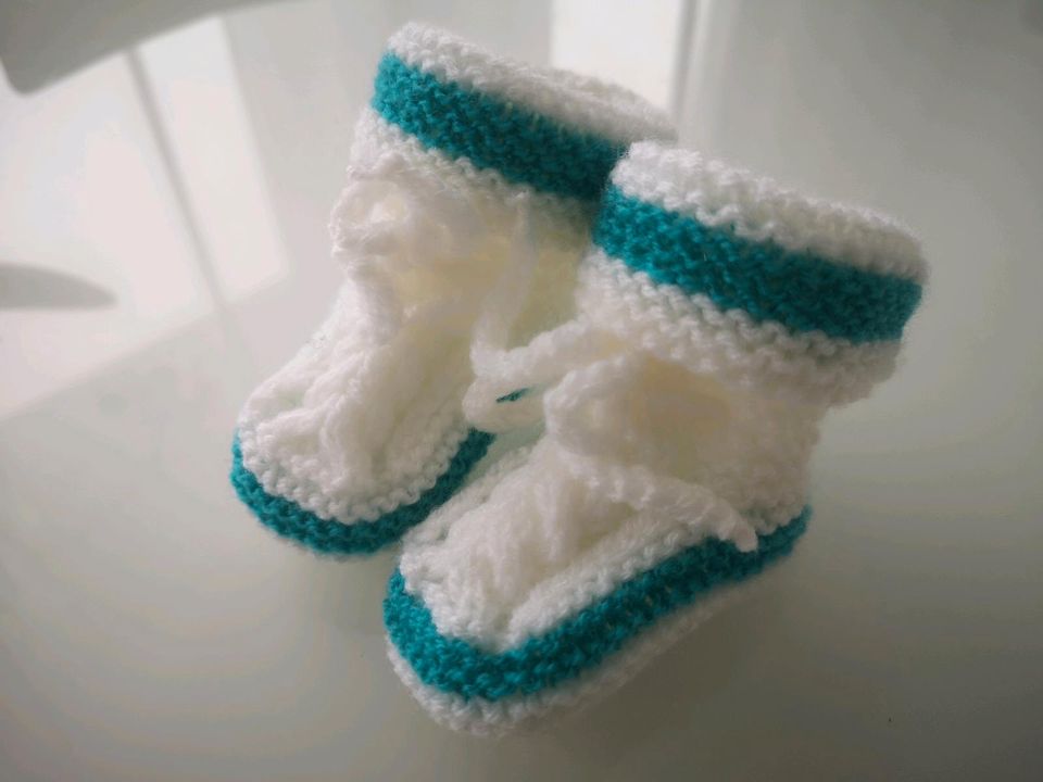 Erstlingssöckche, Baby Schuhe, Socken Neu gestrickt, handgemacht. in Balingen