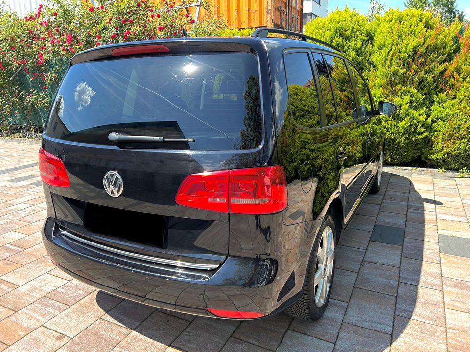 VW Touran Volkswagen TÜV 2026 Scheckheft Klima Einparkhilfe in Frankfurt am Main