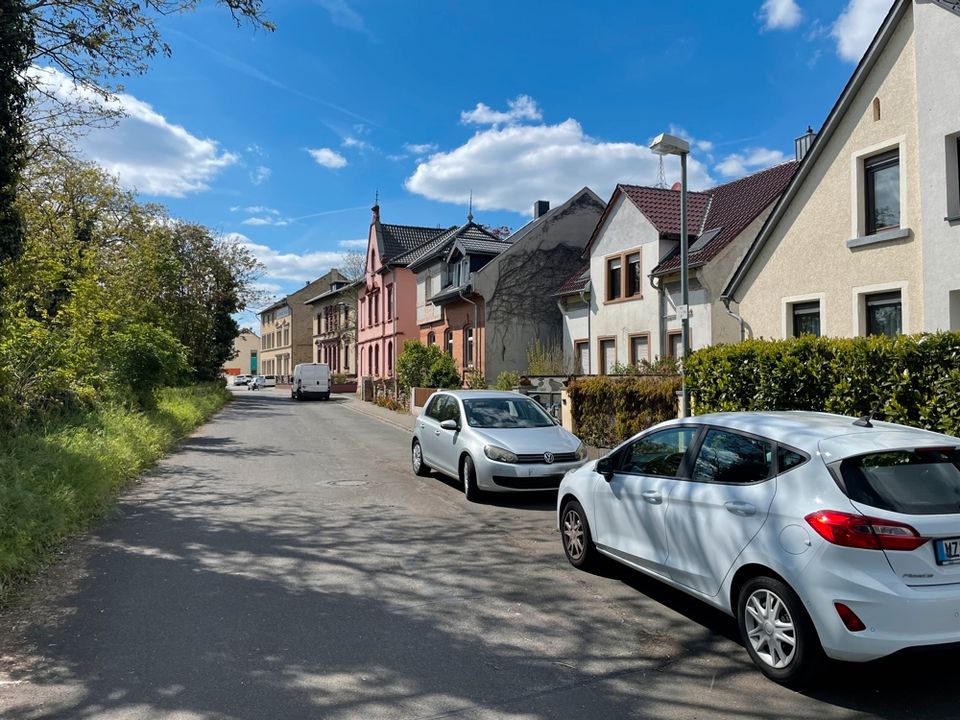 Budenheim: Gemütliches Haus mit sep. 2 Zi.-Wohnung im Anbau und herrlichem Gartenparadies in Budenheim