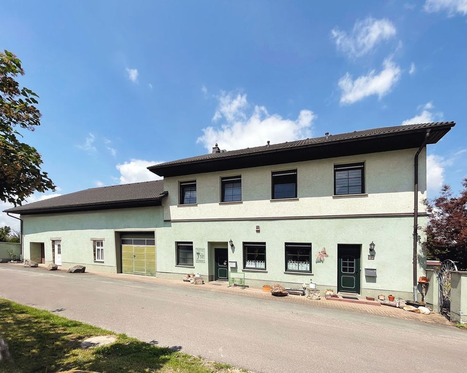 Einfamilienhaus mit Einliegerwohnung/Praxis und Scheune , sowie großzügigem Gartengrundstück in idyllischer Lage in Naundorf bei Oschatz