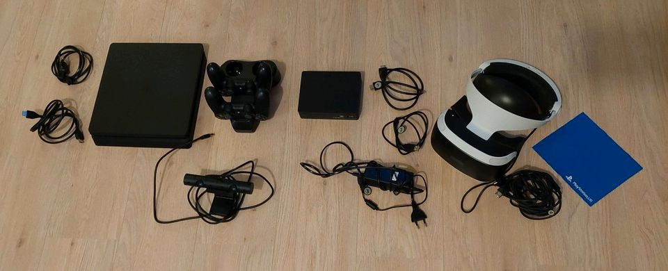 PS4 Slim 500GB, 2 Controller, Kamera, VR Brille in Sassenburg