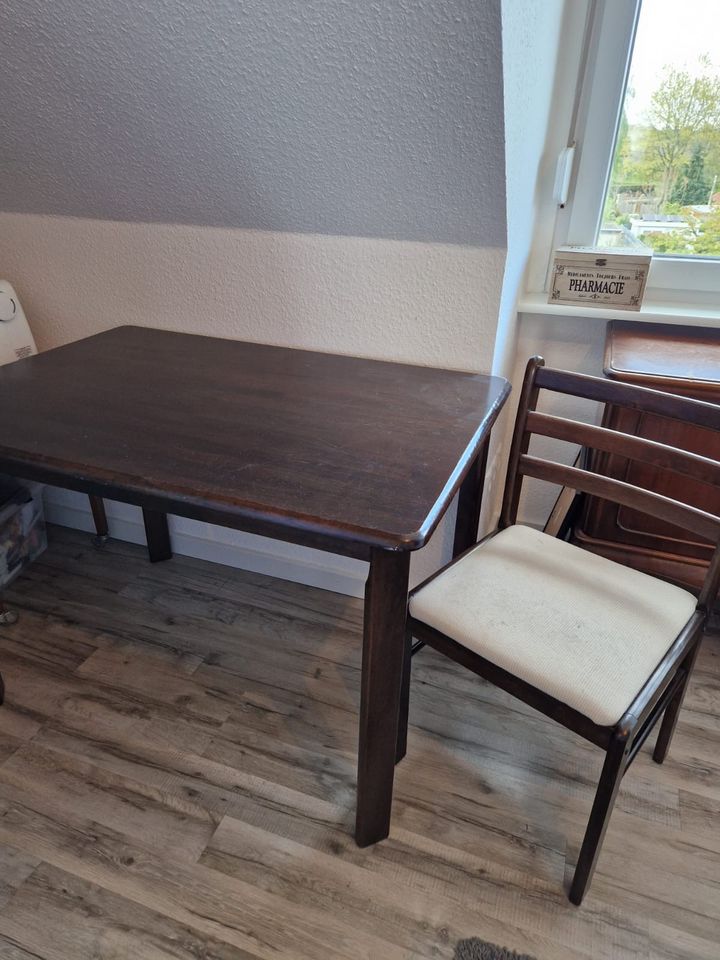 Vintage Esstisch mit vier Stühlen in Löningen