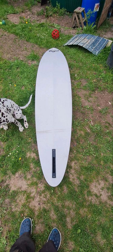 Surfbetter mit Mast und Segel in Schaalby