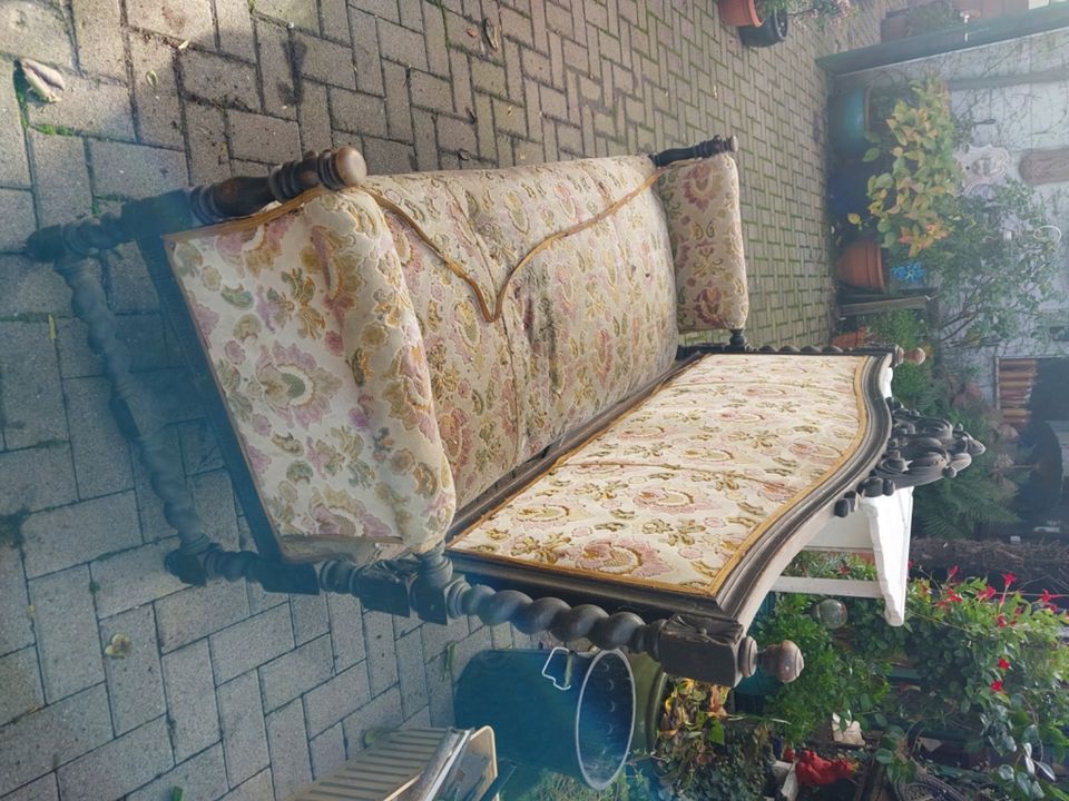 Antikes Sofa aus Holz in Zweibrücken